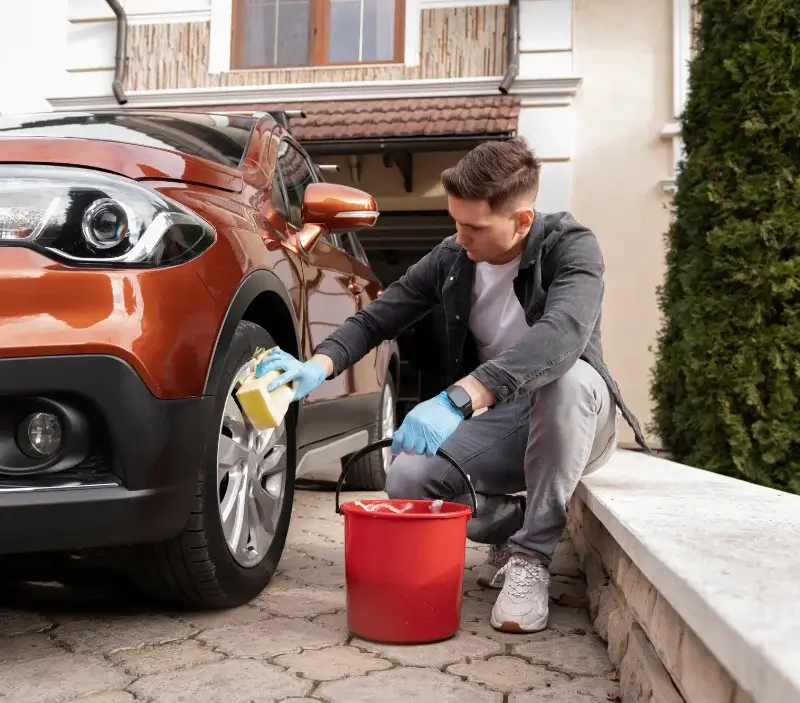Lavage auto à domicile Ols-et-Rinhodes : professionnel intervenant sur un véhicule